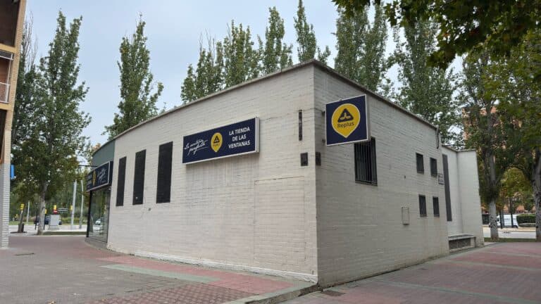 Instalación de ventanas abatibles en piso centro